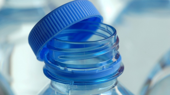 Illustration : Le dispositif des bouchons attachés à la bouteille bientôt obligatoire partout en France